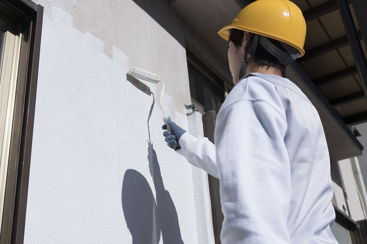 外壁塗装の基礎知識を解説！塗料の種類や工事の流れ、費用相場や業界の課題点も紹介 ｜ JAPAN BUILD－建築・土木・不動産の先端技術展